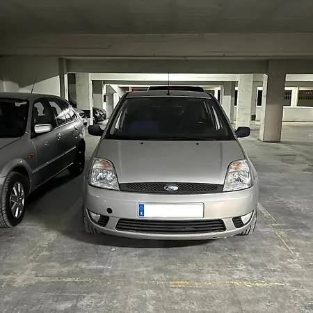 Piso Céntrico De 5 Con Garaje En * Vigo