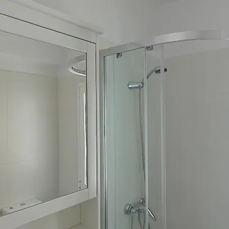 Apartamento Piso Céntrico De 5 Con Garaje En *