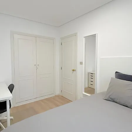 Daire Piso Centrico De 5 Con Garaje En Vigo